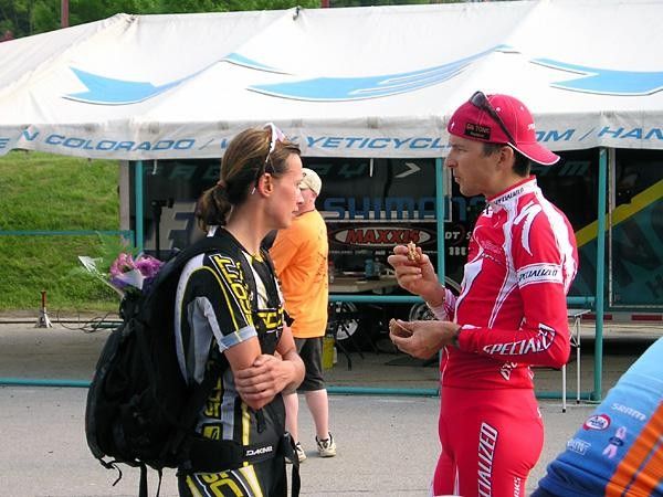 Christoph Sauser (Specialized) discusses the course with Trish Sinclair(Scott)