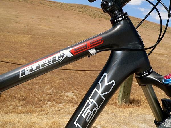 The &rsquo;07 carbon Fuel EX utilizes a one-piece top tube/head tube construction similar to that used in the roadgoing Madone.