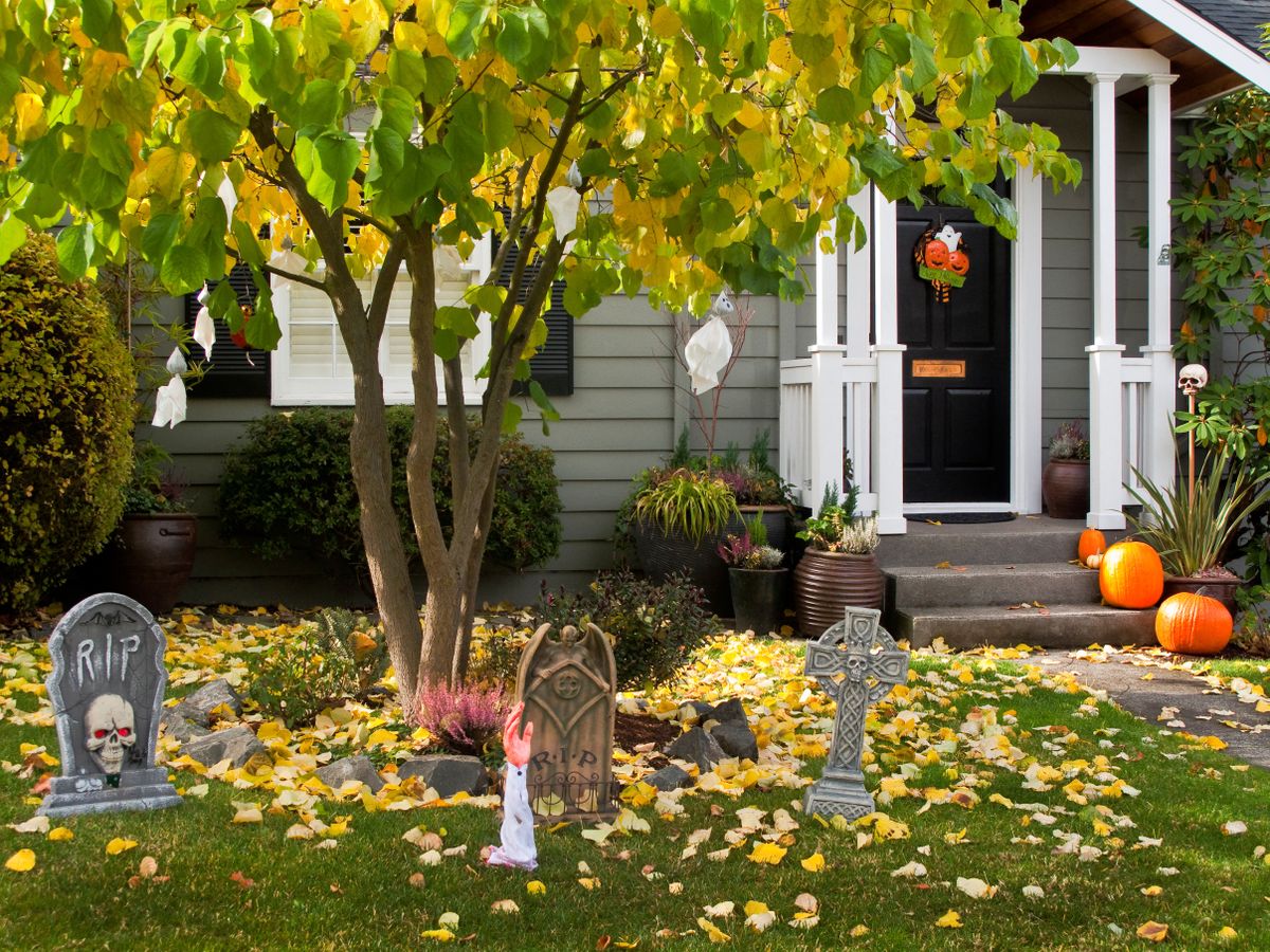 9 trending front yard Halloween decorations for 2023 | Livingetc