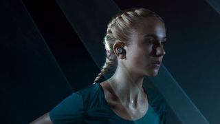 bando-beoplay-e8-sport-on-edition-close-up-woman