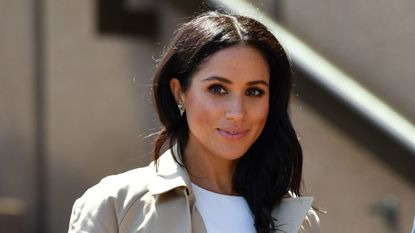  Britain's Prince Harry and his wife Meghan walk down the stairs of Sydneys iconic Opera House to meet people in Sydney on October 16, 2018. - Prince Harry and Meghan have made their first appearances since announcing they are expecting a baby, kicking off a high-profile Pacific trip with a photo in front of Sydney's dazzling Opera House and posing with koalas. Meghan wore a pair of butterfly earrings and a gold bracelet which belonged to Prince Harry's mother, the late Princess Diana.