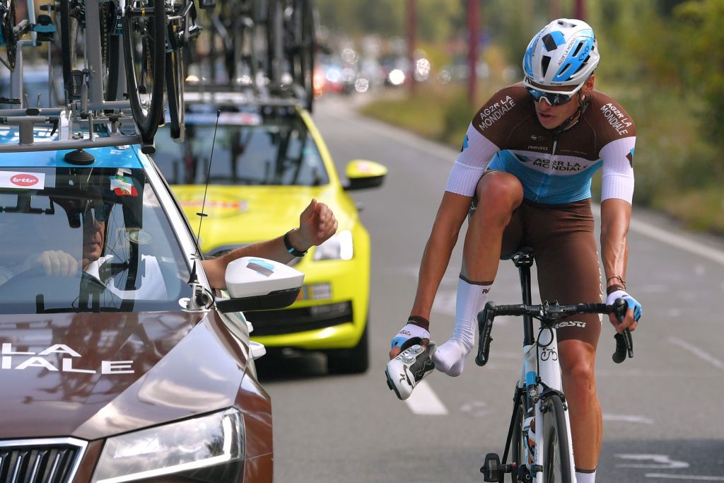 Lawrence Naesen fixes his shoe at Tour de Wallonie stage 1