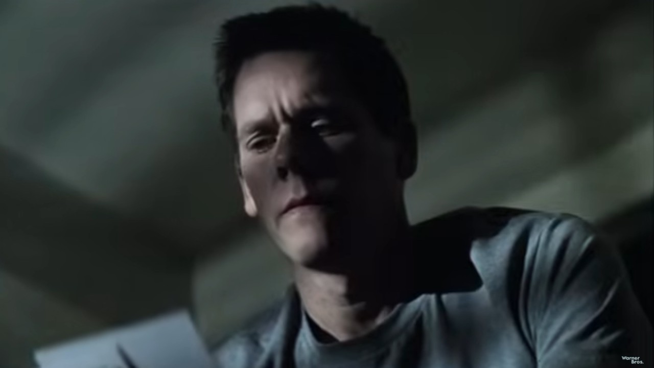 ミスティック・リバーで写真を観察するケビン・ベーコン