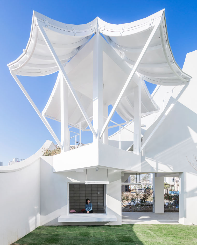 The house updates traditional Korean architectural details, and features an enclosed courtyard and ‘floating’ pavilion