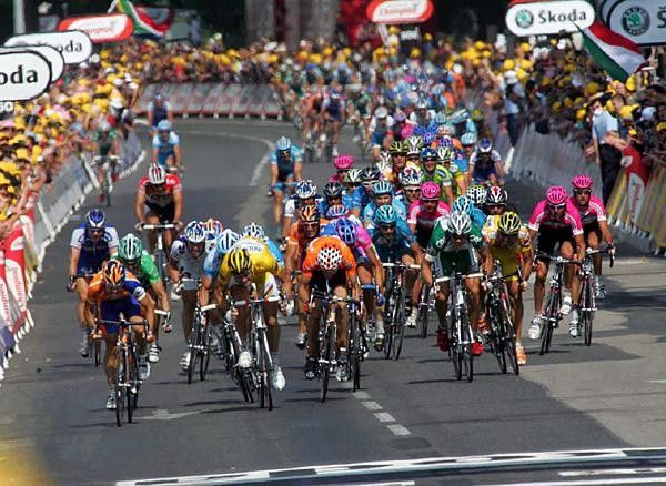 Freire (L) dives for the line ahead of Boonen