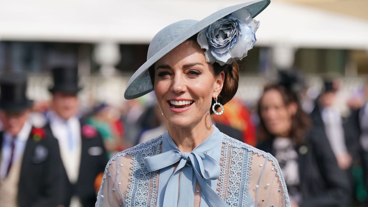 Kate Middleton&#039;s huge hair flower and powder blue dress at garden party delights fans 