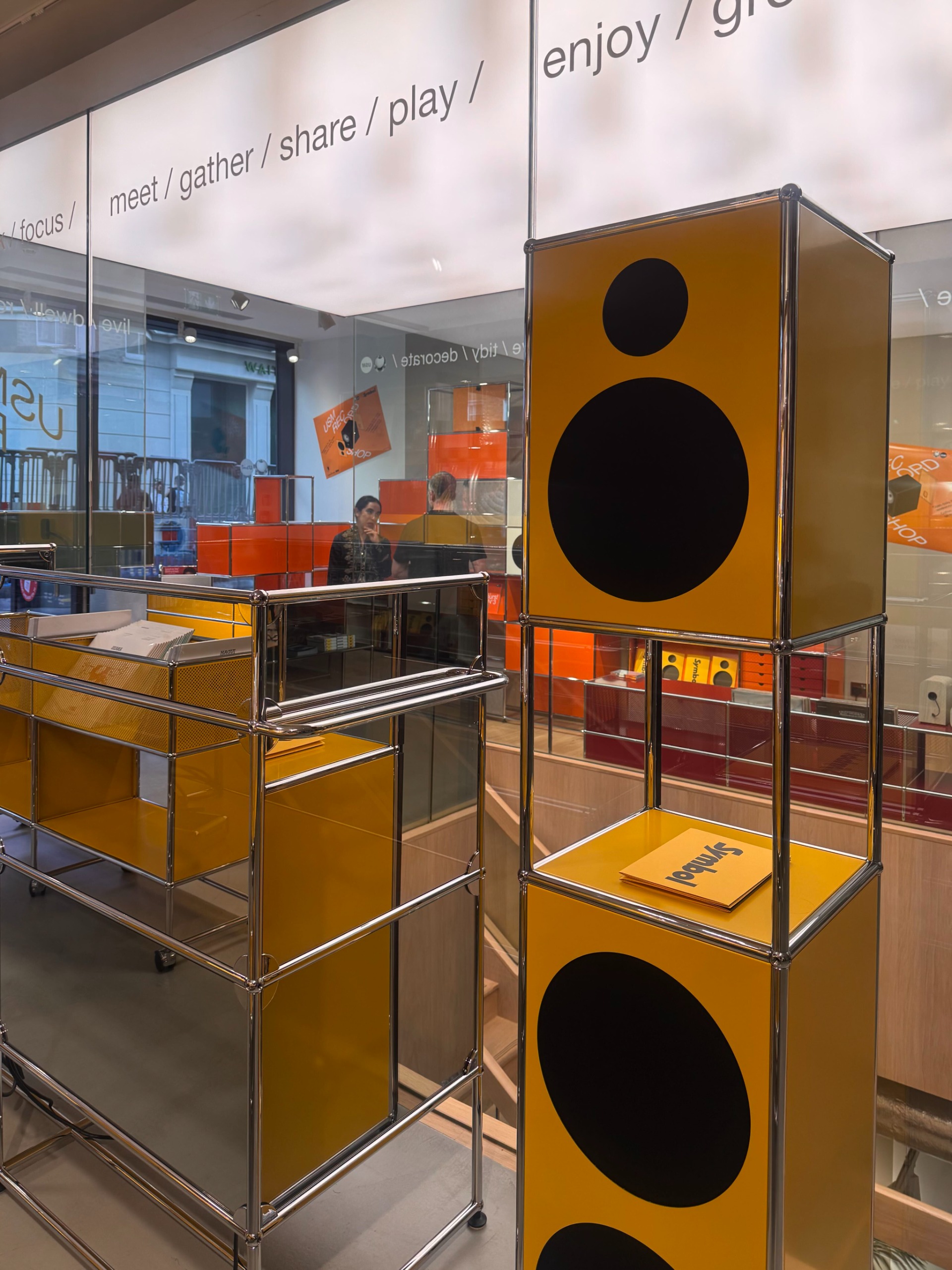 USM Record Shop plak, ses sistemi ve modüler mobilya kurulumu