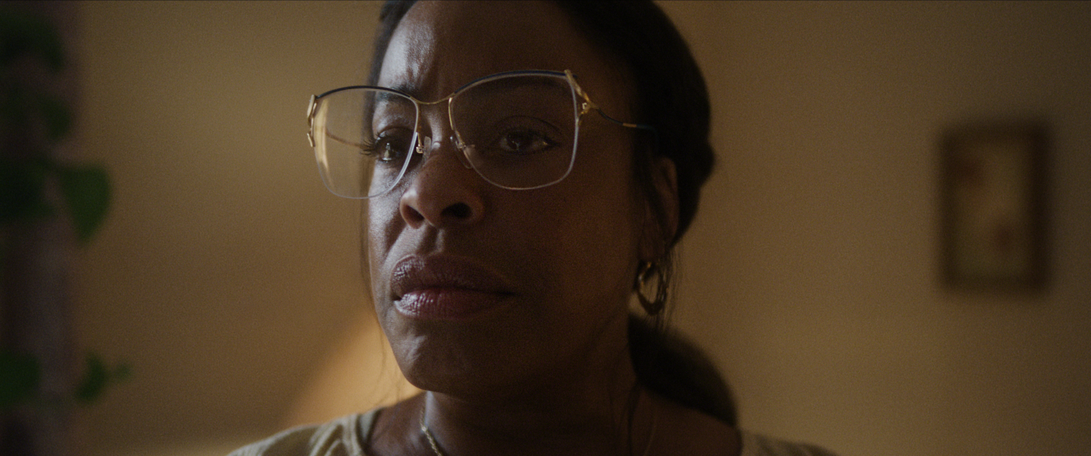 Niecy Nash as Glenda Cleveland, Dahmer's concerned neighbor.