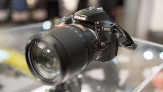Nikon D5600 står på en glasdisk