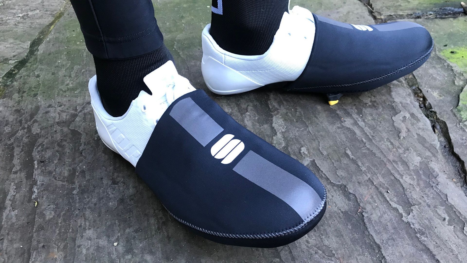 Image shows a rider wearing the Sportful Pro Race toe covers.