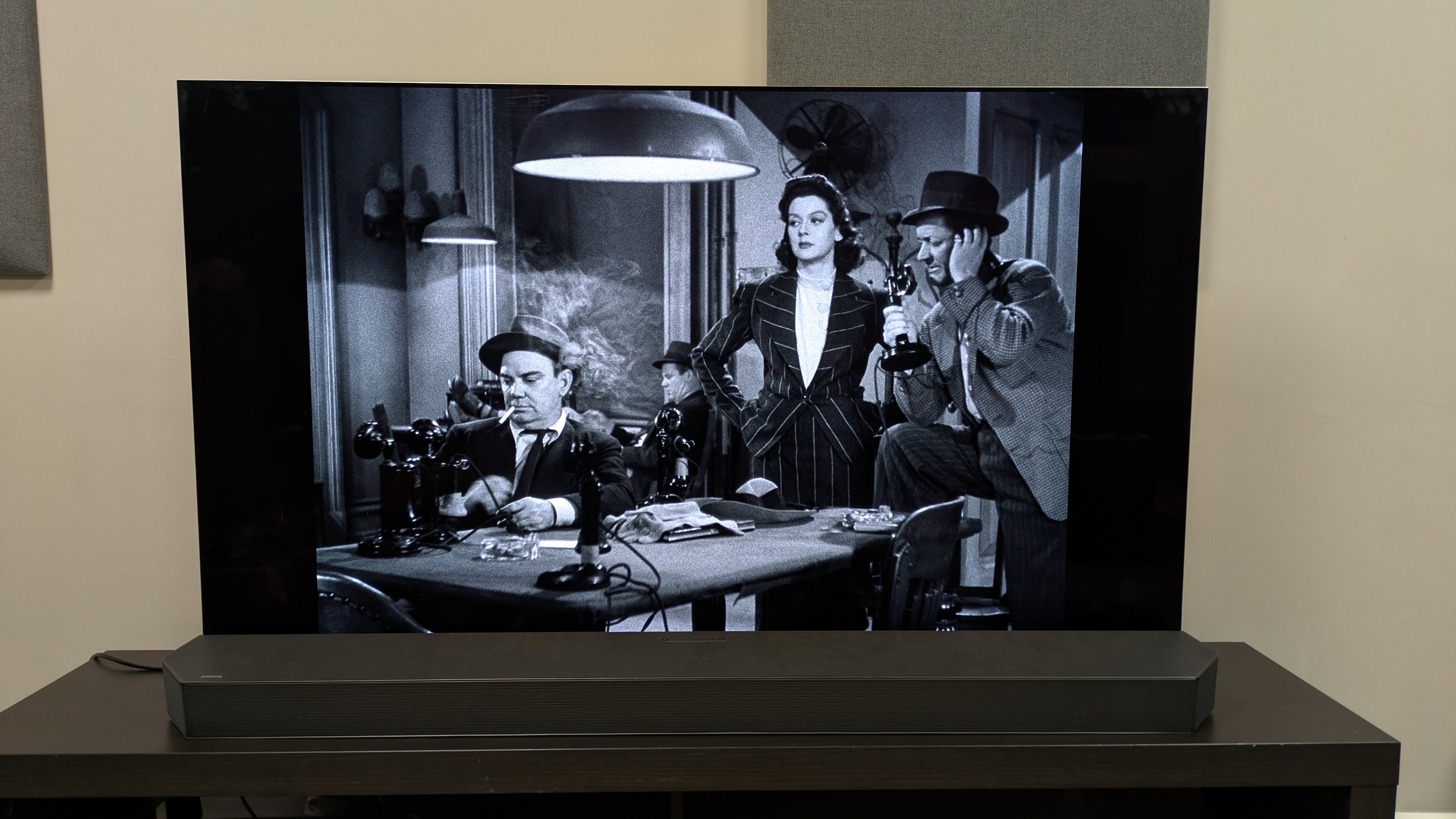 His Girl Friday 4K Blu-ray on LG G5 showing Hildy with two police officers 