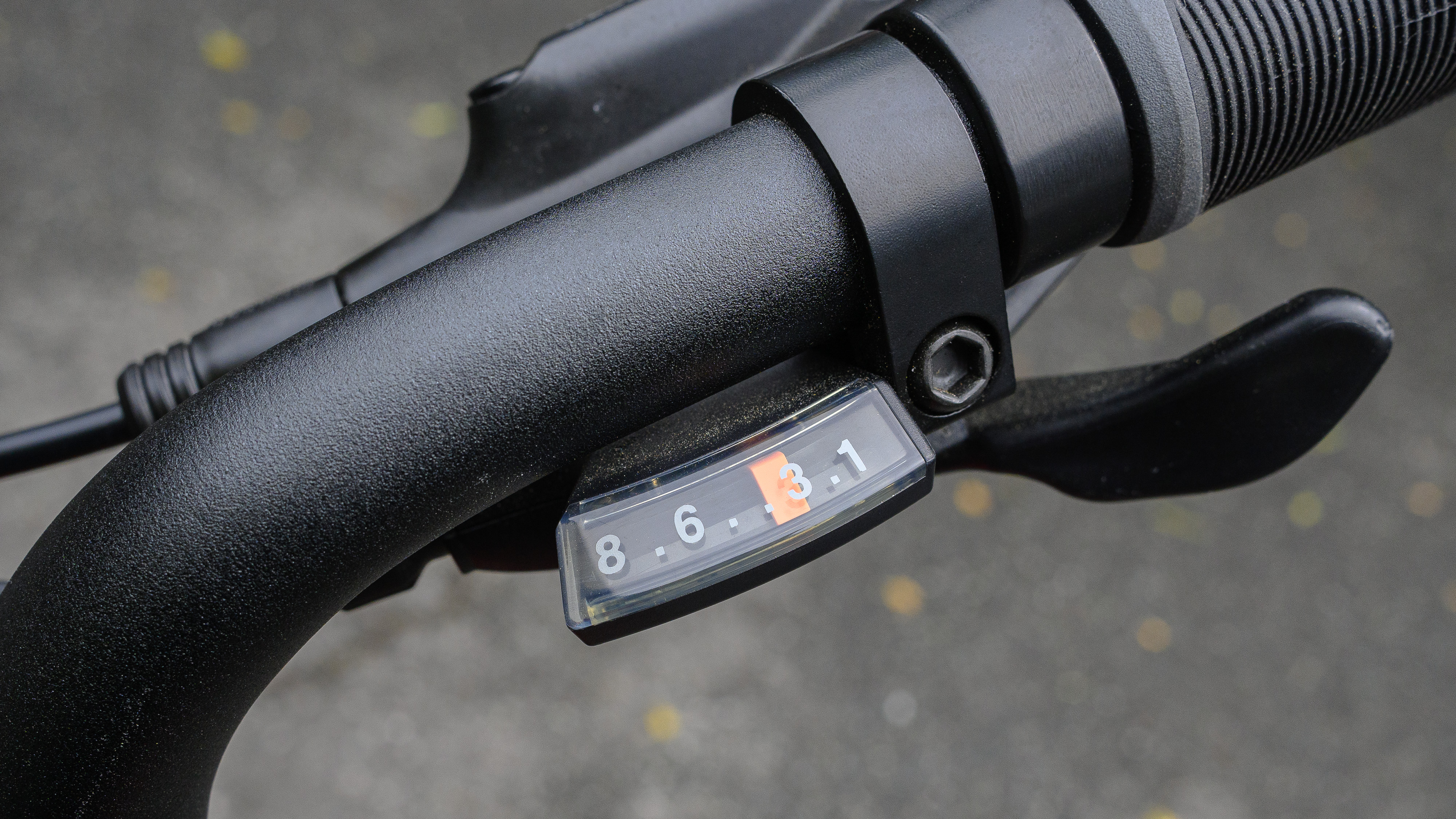 The gear adjuster on the Trek Verve+ 1 LT showing its eight different speeds.