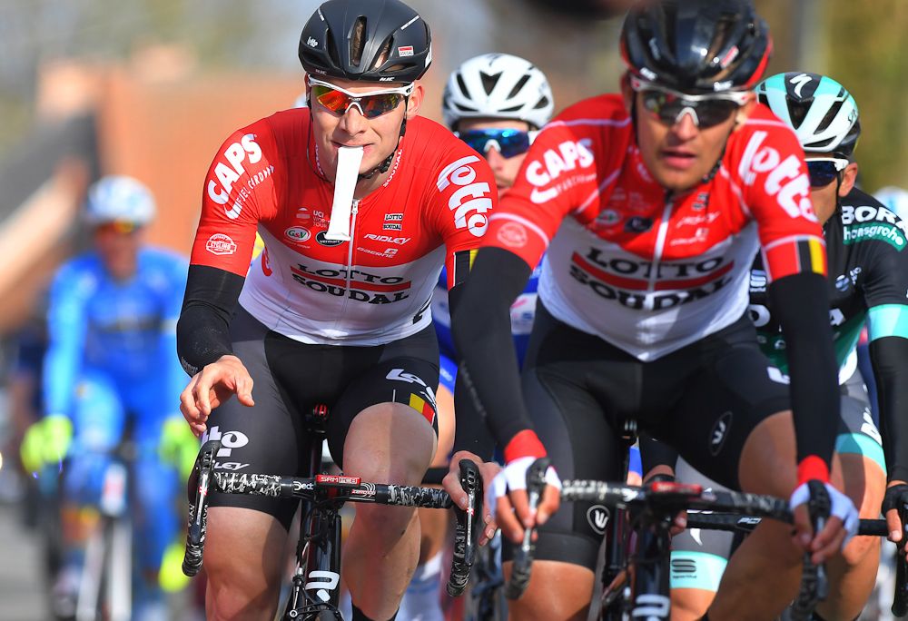 Moreno Hofland (Lotto Soudal) grabs a snack