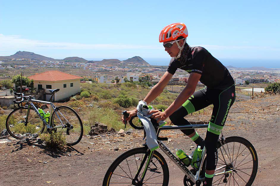 Joe Dombrowski (Cannondale) sheds some layers as the sun comes out