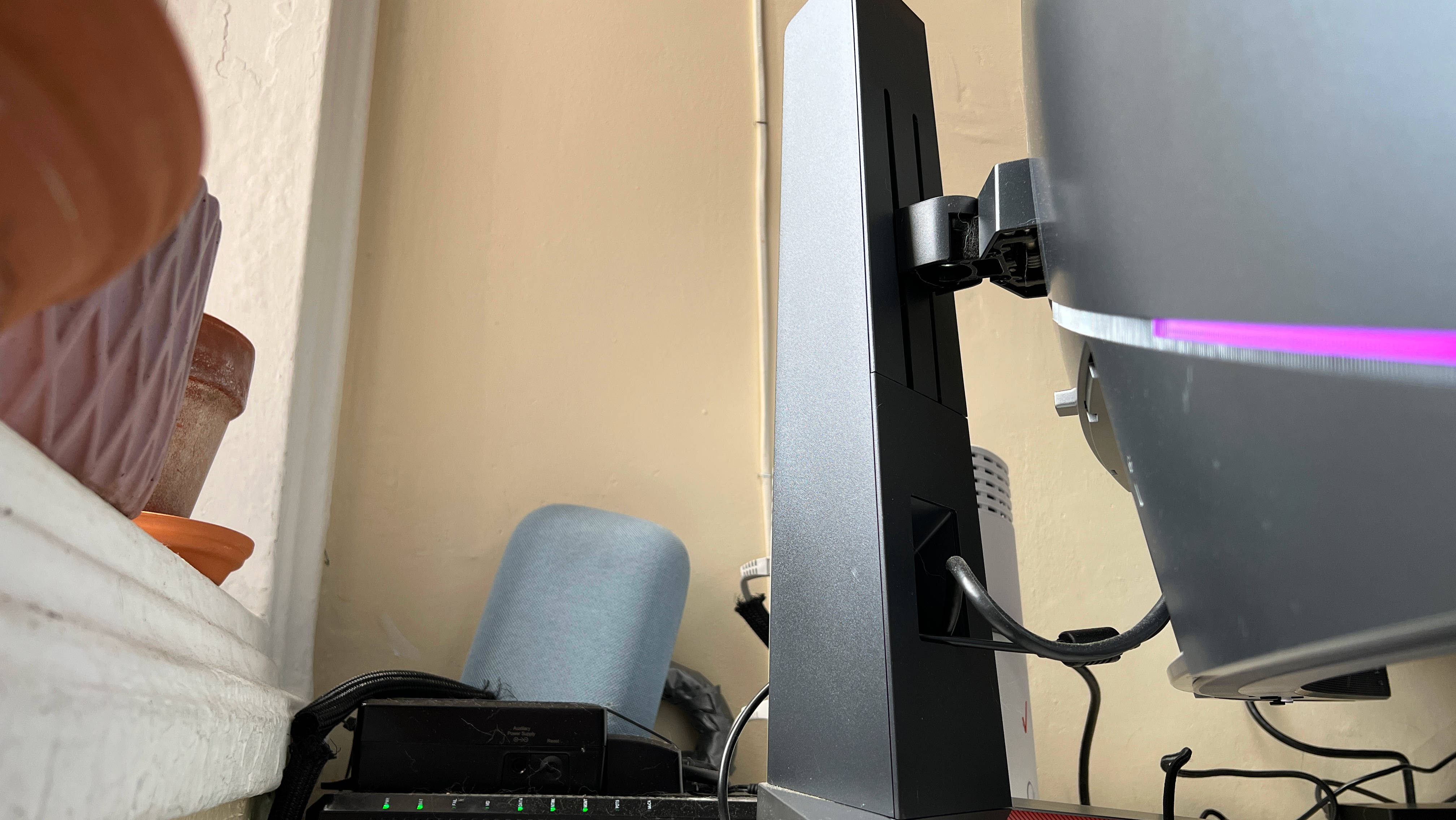 The tapered monitor stand of the BenQ Mobiuz ER3410R