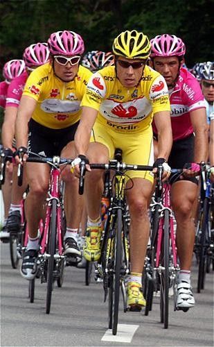 Ullrich and Jeker both in yellow and riding safely in the pack