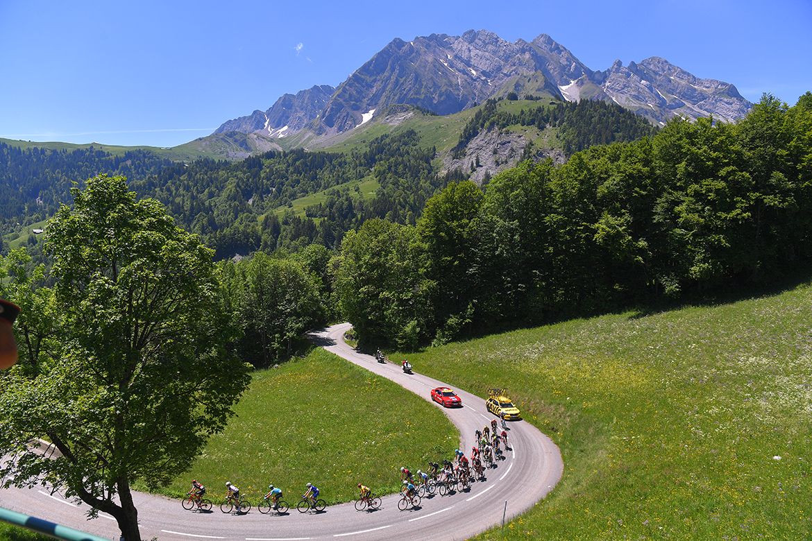 The Crit&eacute;rium du Dauphin&eacute; peloton