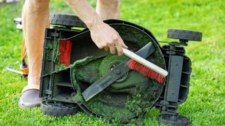 Lawn mower maintenance: clean the lawn mower