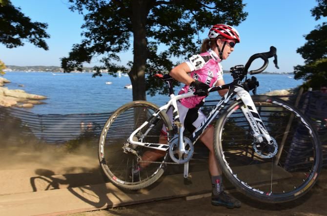 Chloe Woodruff (Stans NoTubes) running a small set of stairs on lap one