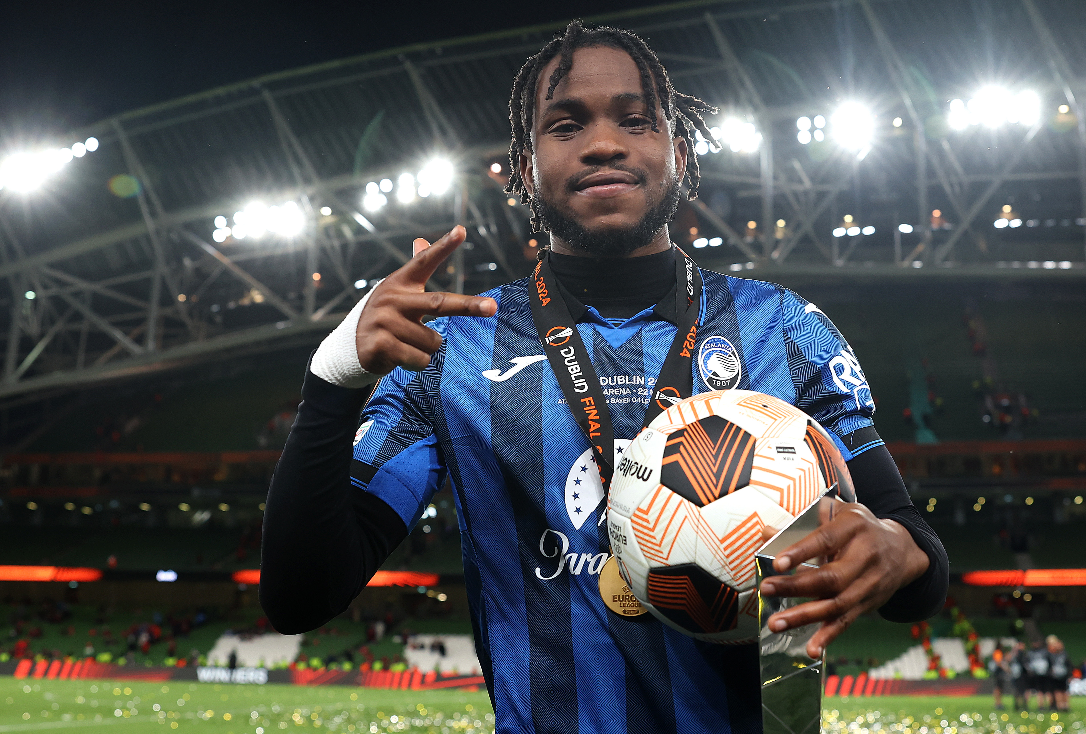 Ademola Lookman posa per una foto con il pallone dopo la tripletta nella finale di Europa League contro il Bayer Leverkusen nel maggio 2024.