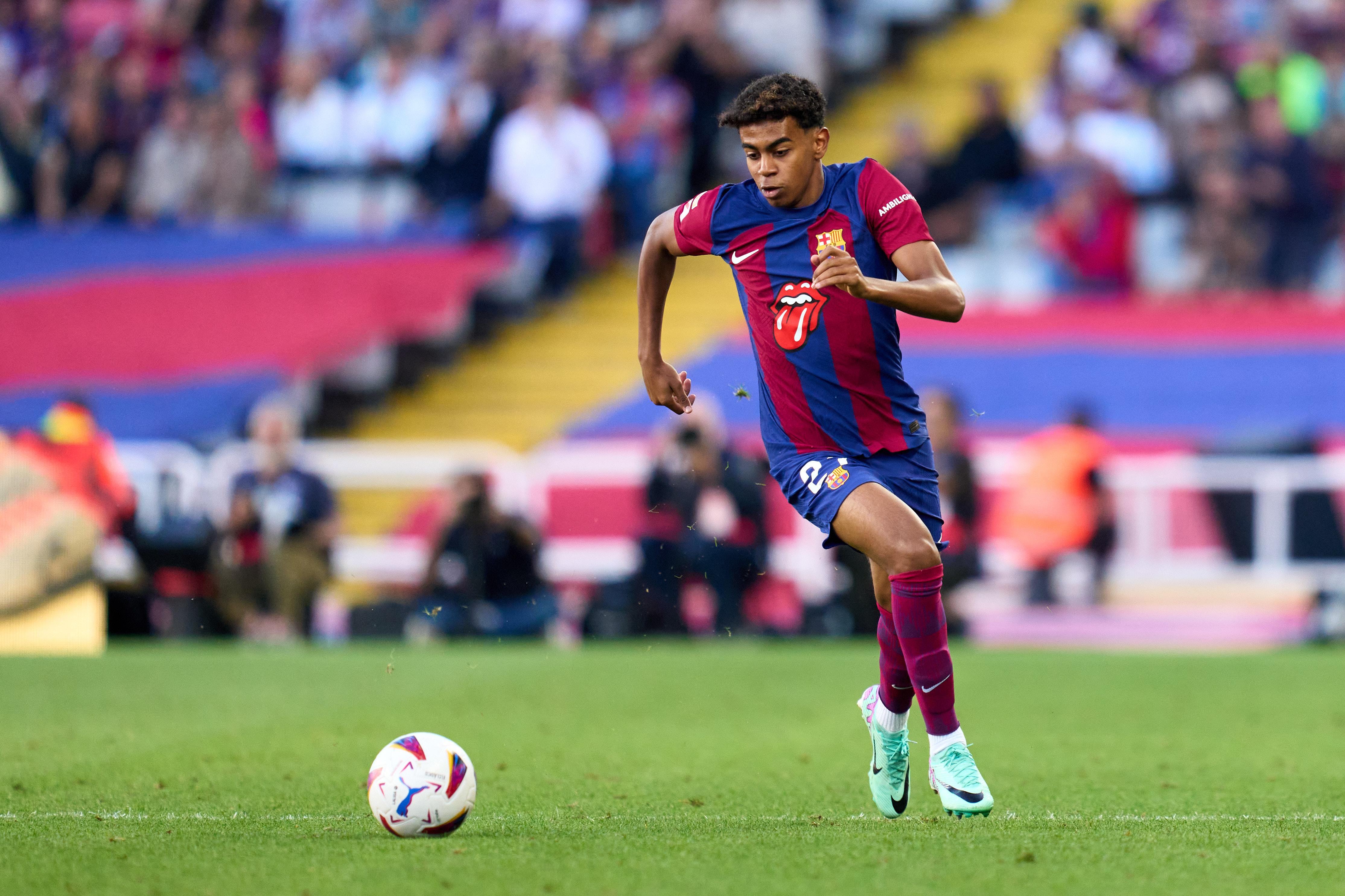Lamine Yamal in action for Barcelona against Real Madrid in October 2023.