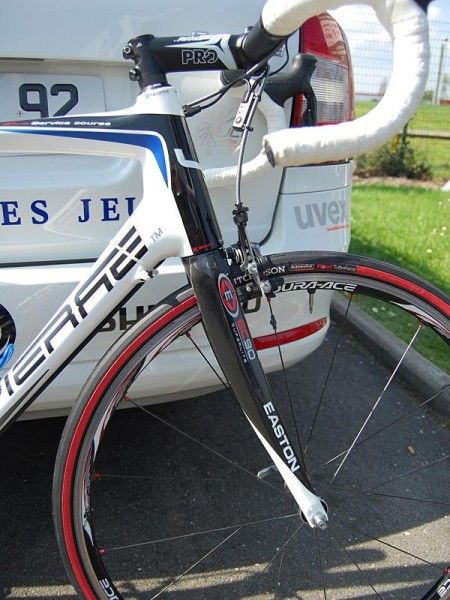 The Lapierre X-Lite is fitted with a new Easton fork that features a tapered carbon steerer tube.