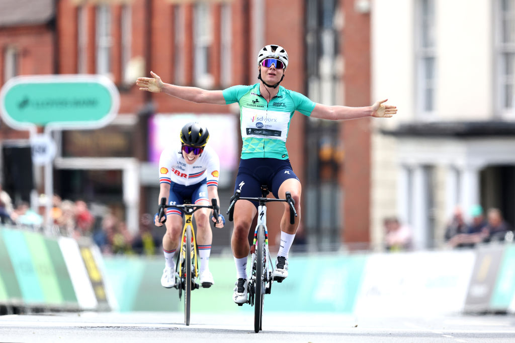 Lotte Kopecky (SD Worx-Protime) wins stage 2 ahead of Anna Henderson (Great Britain)