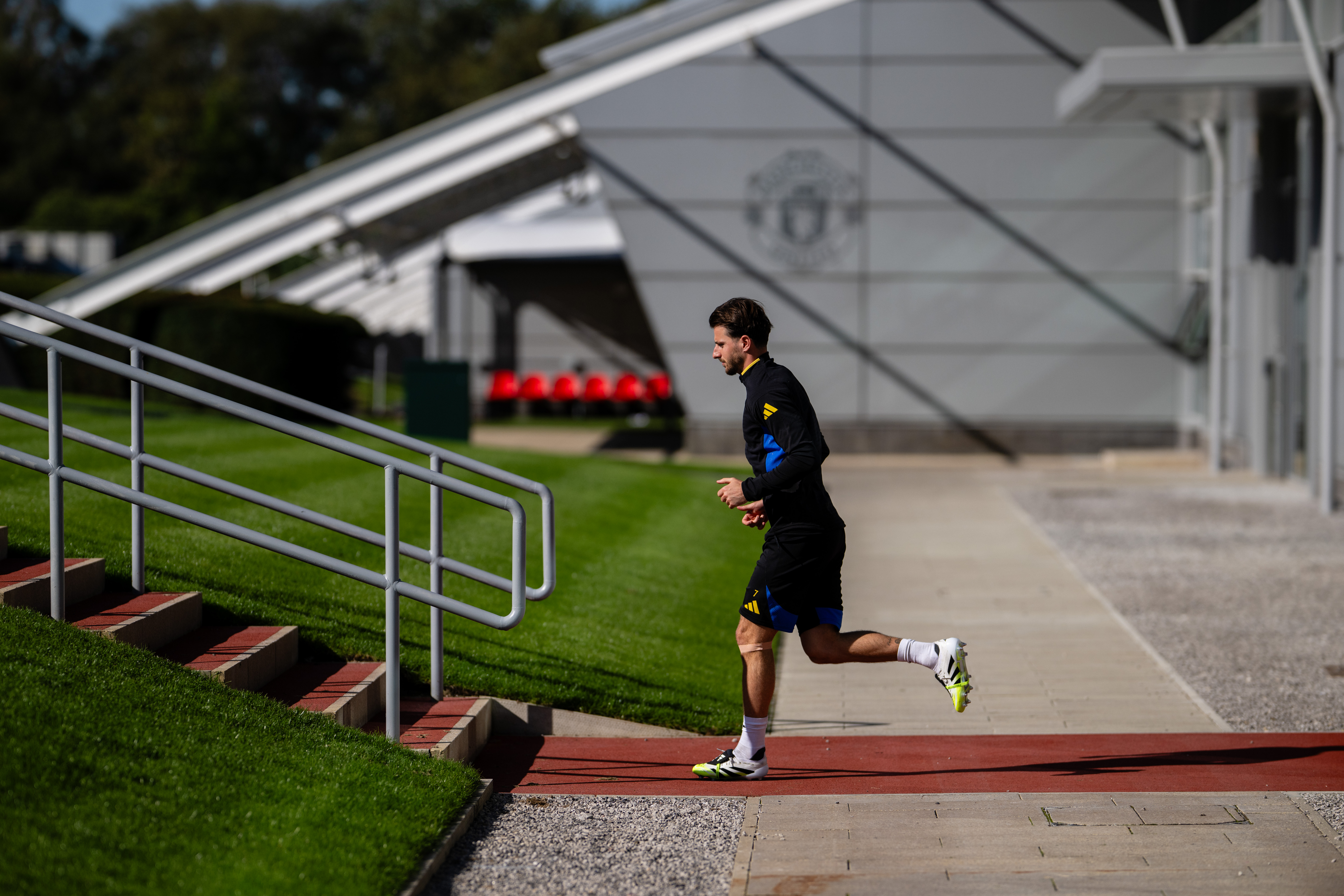 MANCHESTER, ENGLAND - SEPTEMBER 23: (EXCLUSIVE COVERAGE) Mason Mount of Manchester United in action during a first team training session at Carrington Training Ground on September 23, 2025 in Manchester, England. (Photo by Ash Donelon/Manchester United via Getty Images)