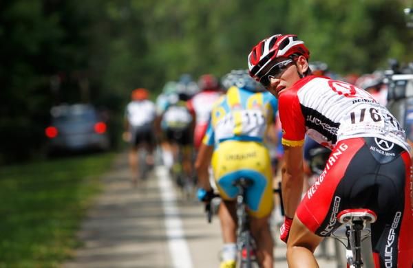 Bo Wang looks for the team car