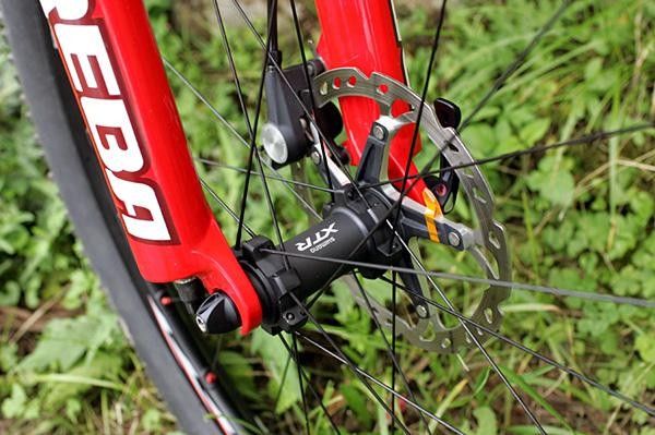 Not even the rotor was spared from the milling machine. Check out the edges of the disc brake rotor spider. The new wheel retains the use of straight-pull stainless steel spokes.