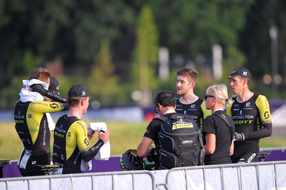 Mitchelton-Scott win the final stage - The Chase