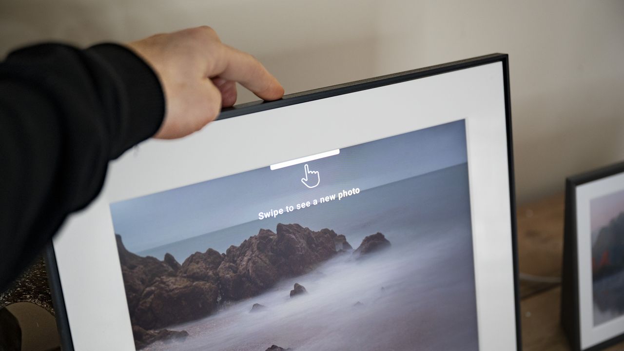Touch bar panel in use of the Aura Walden digital photo frame