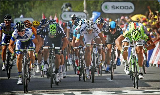 Simon Gerrans (Orica-GreenEdge) sprints to a stage 3 win