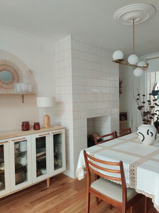 dining room with white tiled fireplace - Jo Lemos