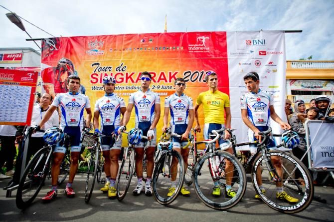 Tabriz Petrochemical Cycling Team at the start