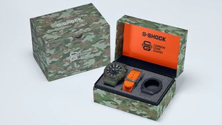 卡西欧G-Shock GAE-2100WE-3A手表在展示盒