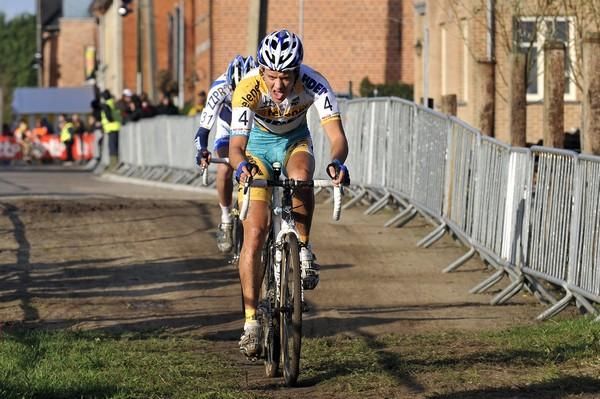 Tom Meeusen (Telenet Fidea Cycling Team) leads breakaway companion Micki van Empel (ZZPR.nl-Destil-Merida).