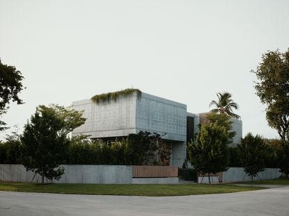 Miami house by studiokp2, a minimalist concrete building with clean surfaces and monumental volumes
