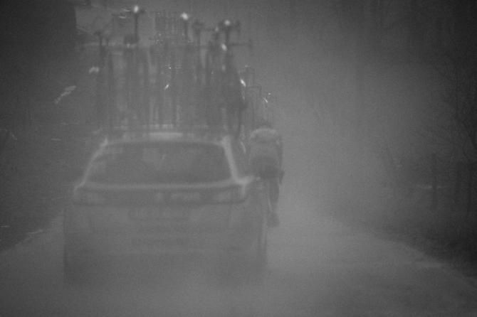 Heavy dust kicks up as the race heads alongside some of the fields and cobbles.