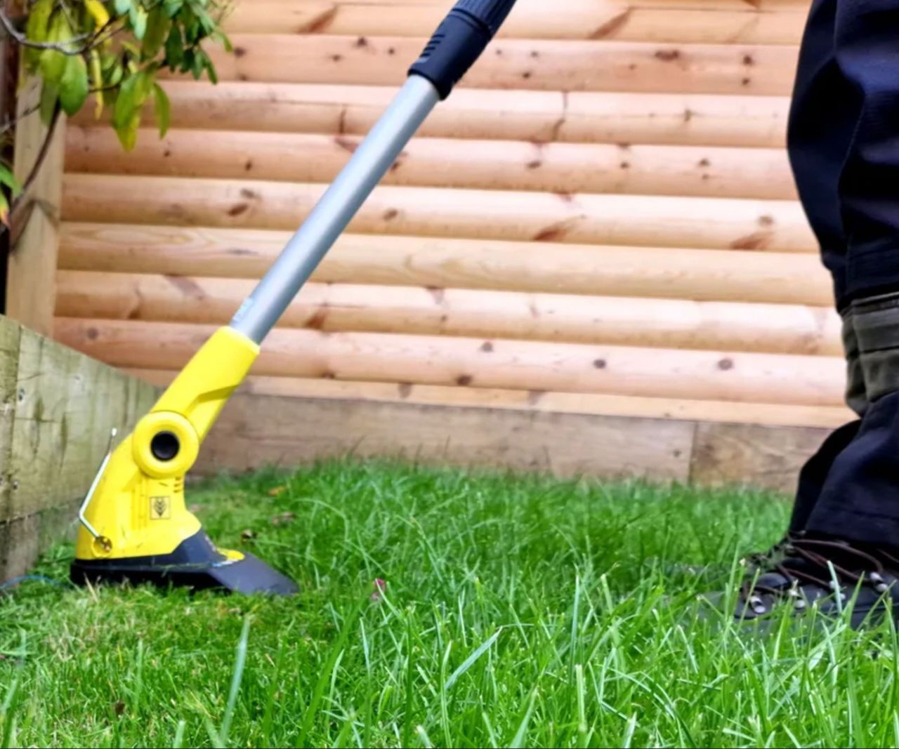K&auml;rcher 18V Battery-Powered Grass Trimmer on edging