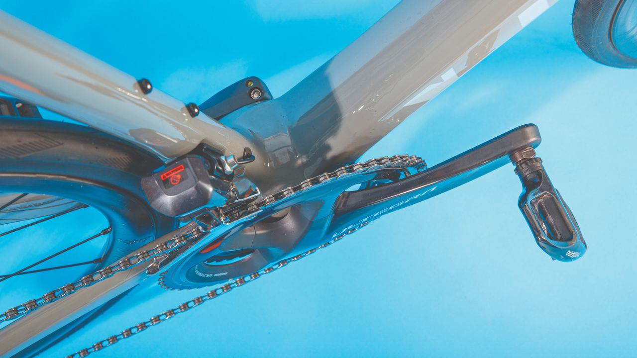 Bird&#039;s eye view to show the crank length of an Ultegra crank arm on a road bike