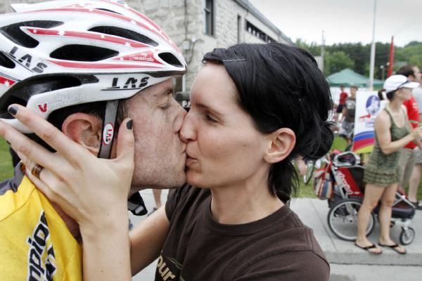 Ben Day (Fly V Australia) gets "le baiser de la victoire" from his wife Isabelle Vachon.