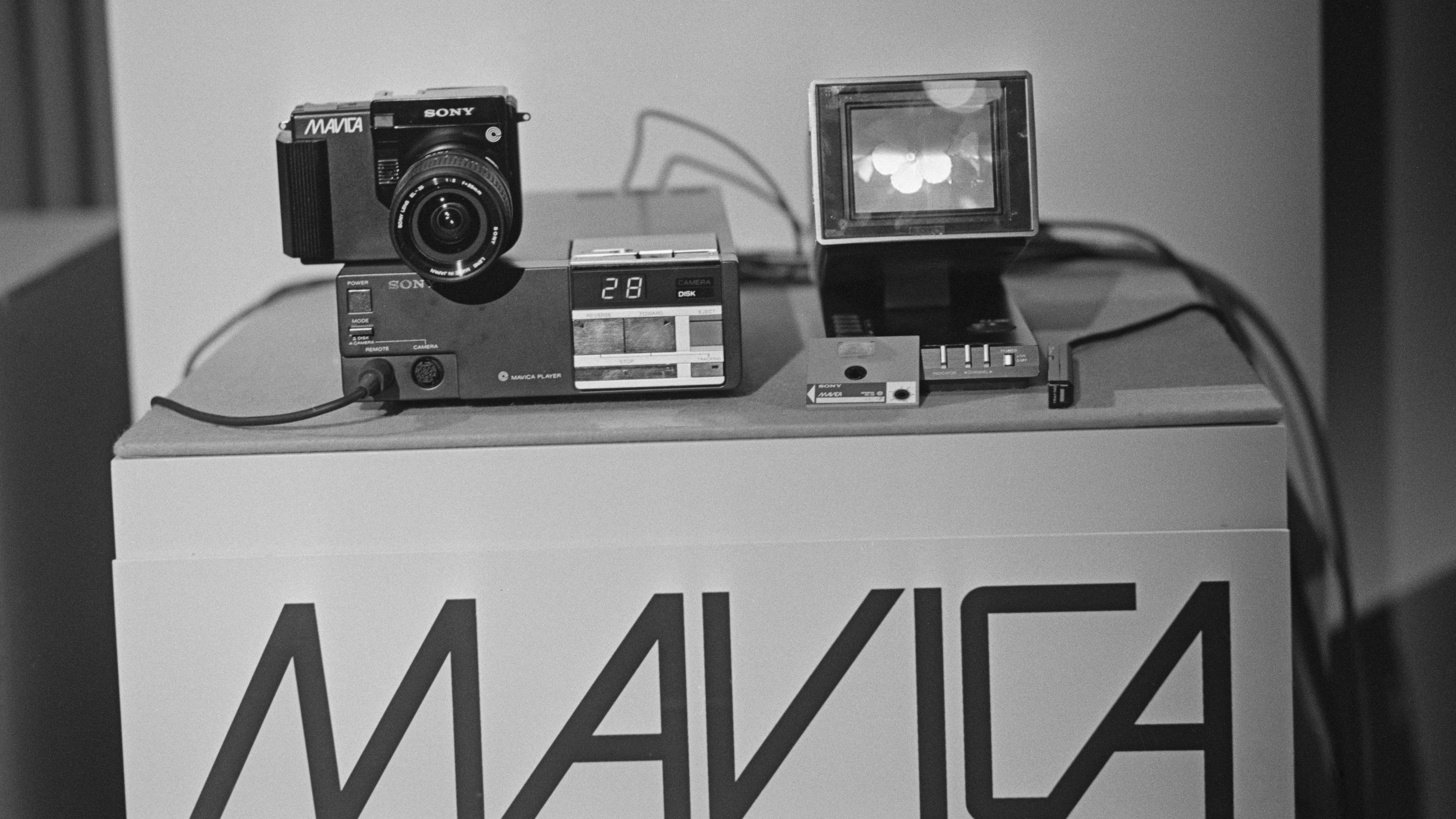 Sony's new camera, the Mavica. This camera doesn't use an ordinary film but a magnetic cassette, the Mavipak, which can record 50 shots, but also erase them and be used over again.