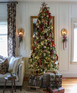 A Christmas tree decorated with red and gold vintage decor