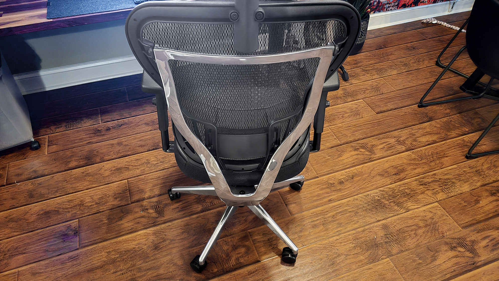 The Oak Hollow Aloria&#039;s backrest seen from behind showing off its backrest frame