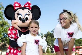 Jamie Lynn Spears and her daughter with Minnie Mouse at Disneyland