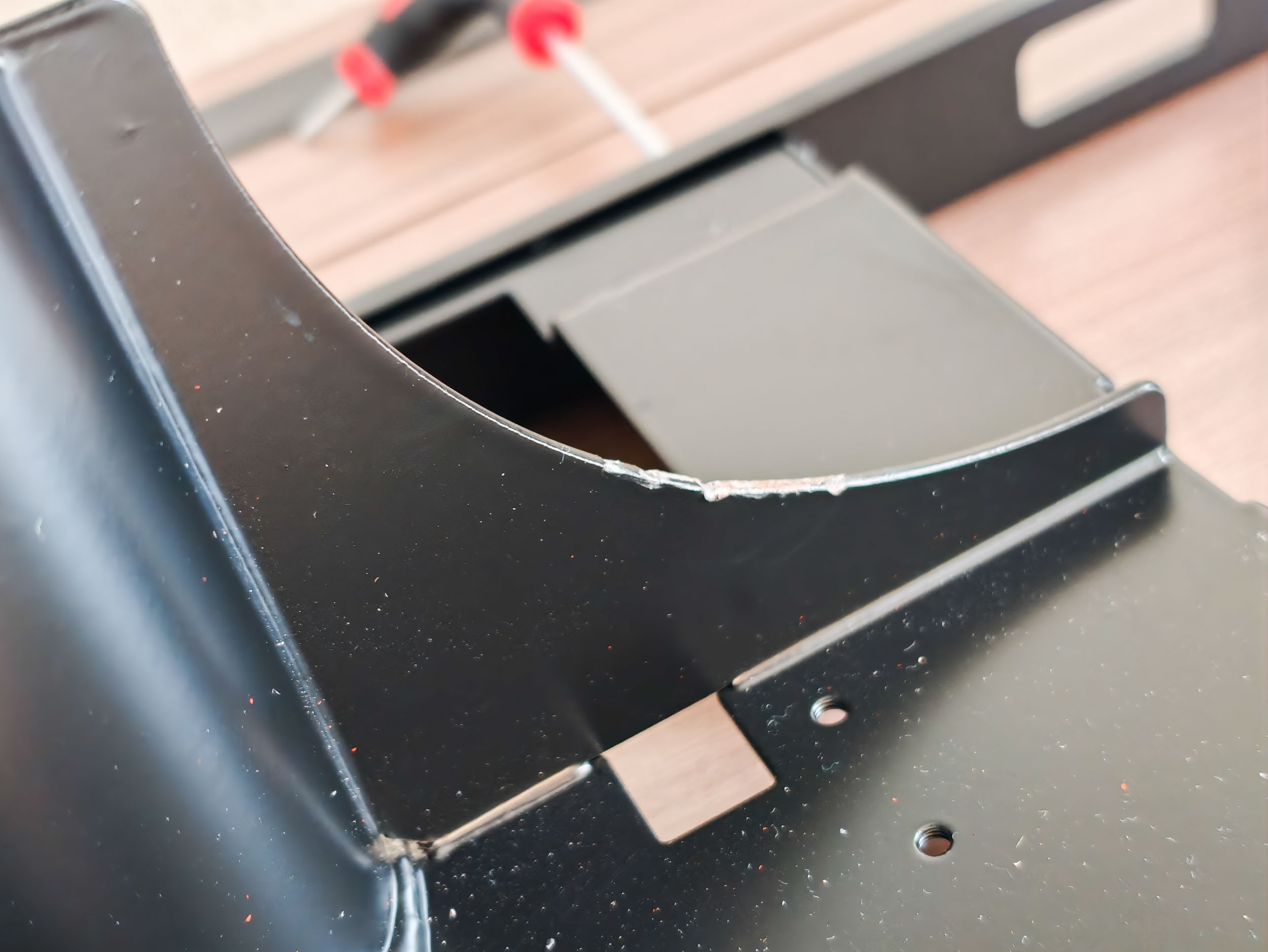A scuffed bracket of the Arozzi Arena Nordico Electric Standing Desk