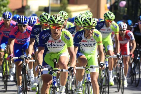 The Liquigas team ride tempo on the fromt