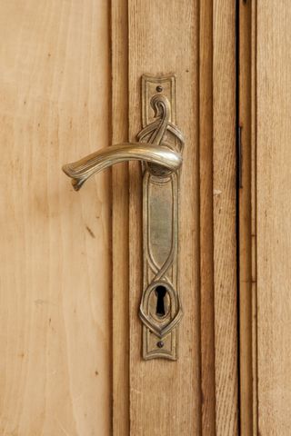 How to restore brass hardware – door handle