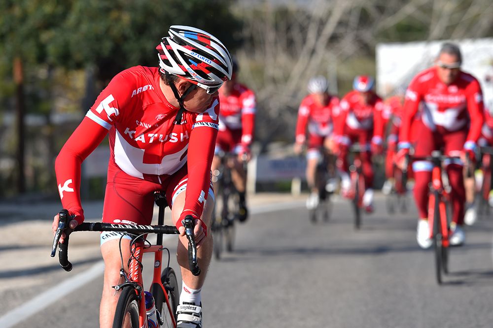 Viatcheslav Ekimov checks the rest of the group is close by